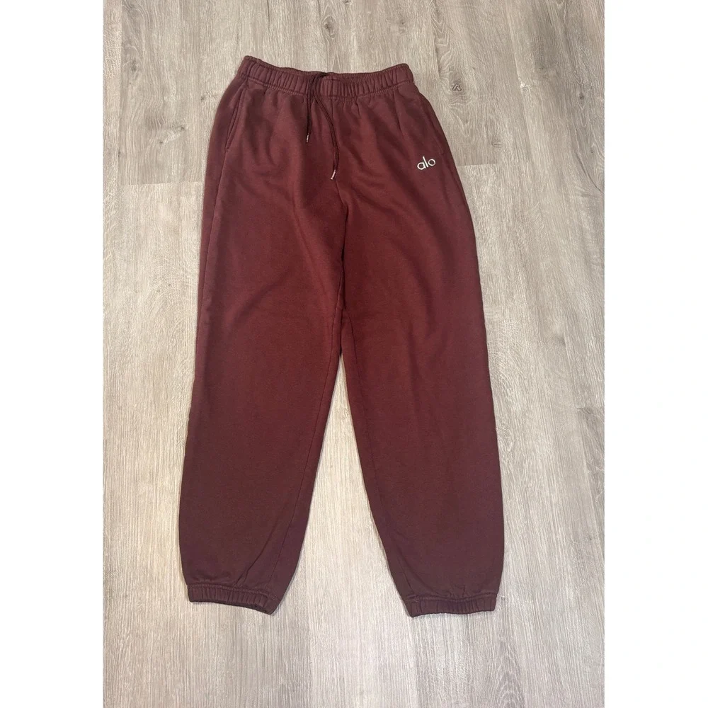Alo Yoga Accolade Sweatpants Mahogany Brown Burgundy Fleece Joggers Chrome Logo